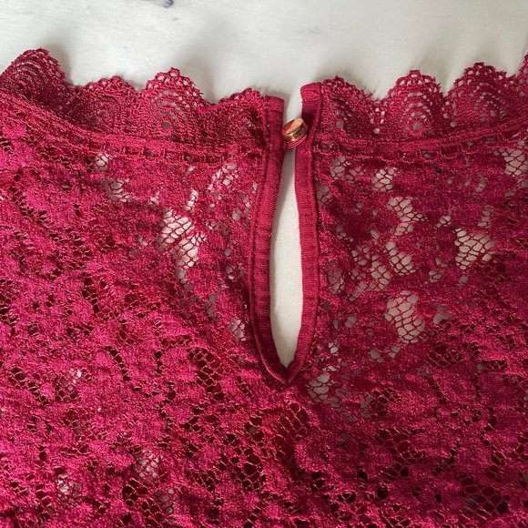Burgundy Top V-Neck Lace Neck and S Cap Sleeves Sm - Picture 6 of 6